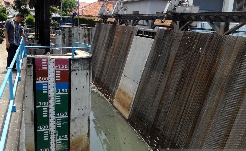 Pos Air Sunter Hulu Jaktim Siaga 2, Warga di Bantaran Sungai Diminta Waspada Banjir! : Okezone Megapolitan
