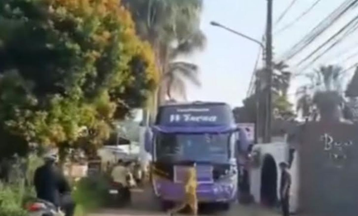 Viral Guru Adang Bus Diduga Gegara Nyalakan Telolet Dekat Sekolah di Depok : Okezone Megapolitan